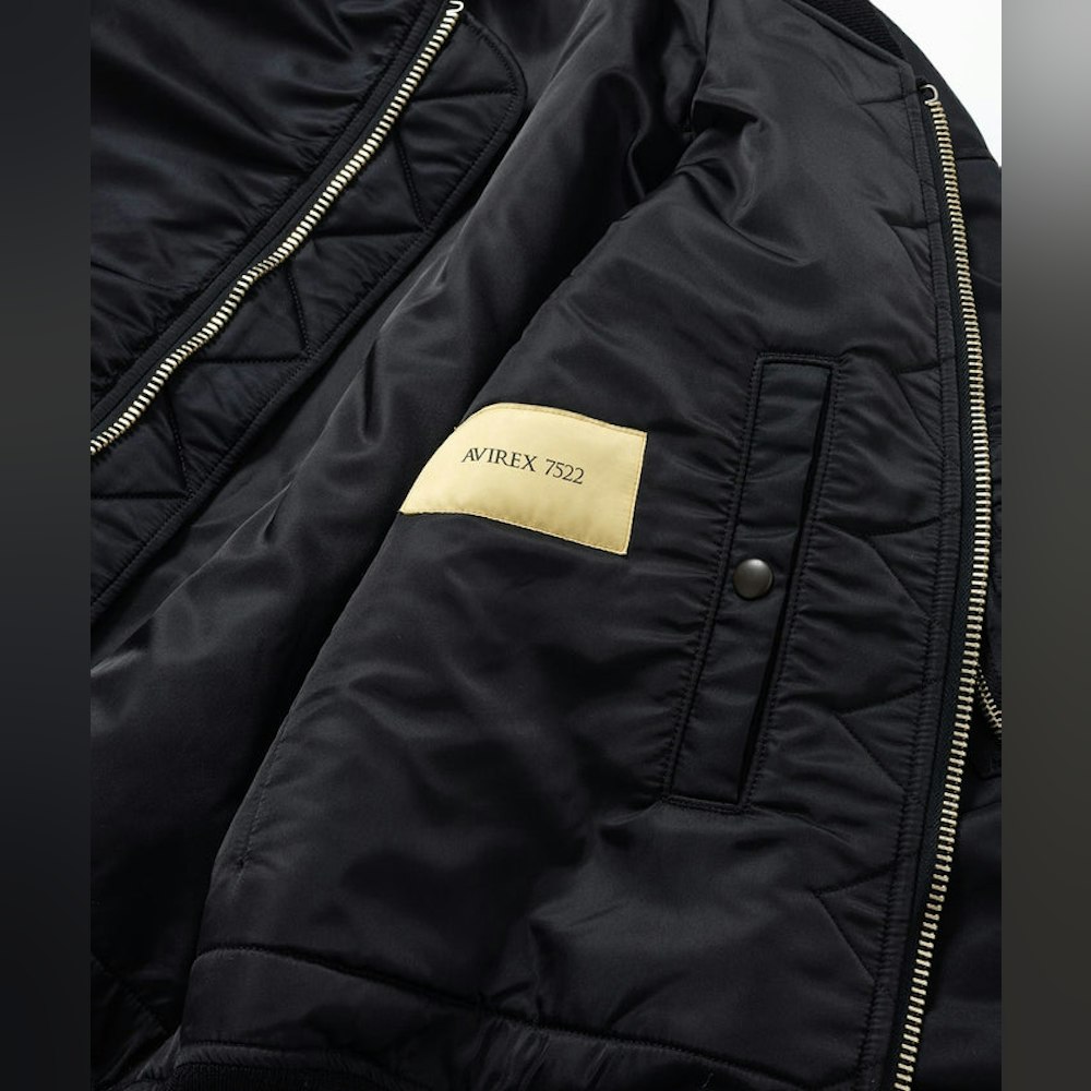 <p>米国発の老舗ミリタリーブランドであるAVIREXの歴史と伝統を受け継ぎついだエクスクルーシブコレクション「AVIREX7522」。本別注アイテムはインラインで2024AWシーズンはじめてリリースとなったブラックを採用している。</p>