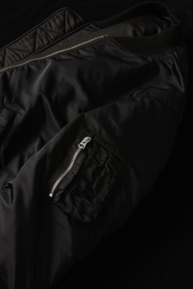 <p>インラインの真鍮ジップ仕様と異なり、BIOTOP別注モデルはブラックボディにアルミ製シルバージップを採用。ジップの色を変えるだけのシンプルな別注だがBIOTOPらしいモダンな仕上がりに。</p>