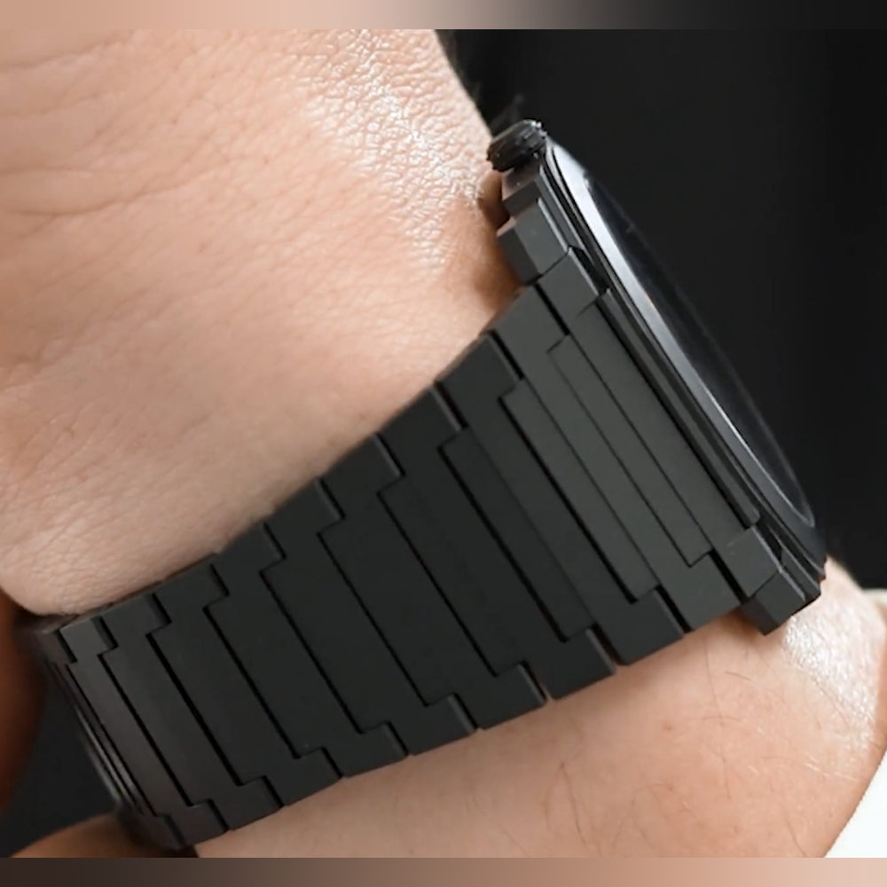 <p>厚さ6.85mmの極薄ケースが、袖口にすっきりと収まり、ビジネスシーンでも快適に着用可能。</p>