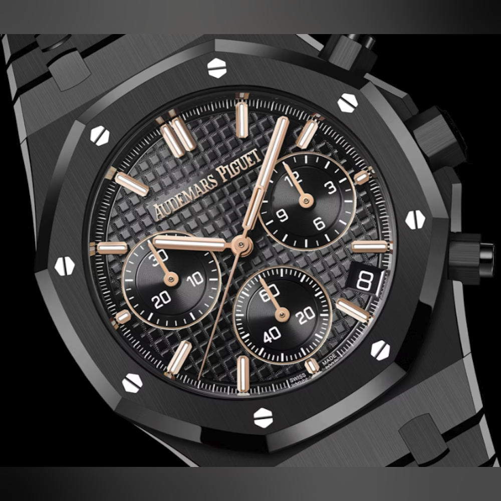 <p>41 mmケースとブレスレットは黒セラミック製で、傷に強い構造と軽量性を両立。エッジ仕上げや統一されたマテリアルによる一体感のある外観を実現。</p>