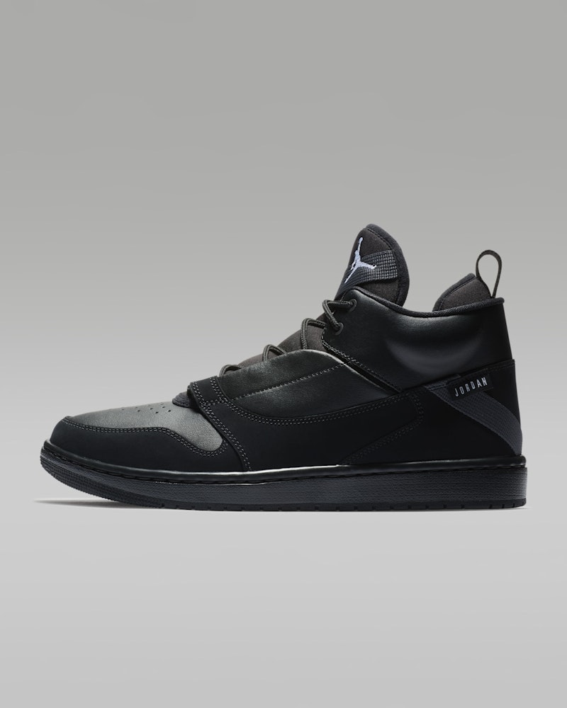 <p>レザーと合成素材のアッパーが軽量で快適なサポートを提供。毎日の移動や長時間の着用でも足への負担を抑える設計。</p>