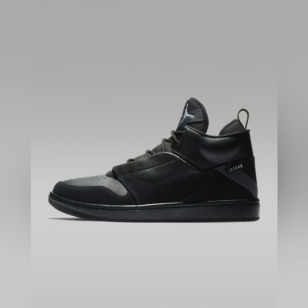 <p>レザーと合成素材のアッパーが軽量で快適なサポートを提供。毎日の移動や長時間の着用でも足への負担を抑える設計。</p>