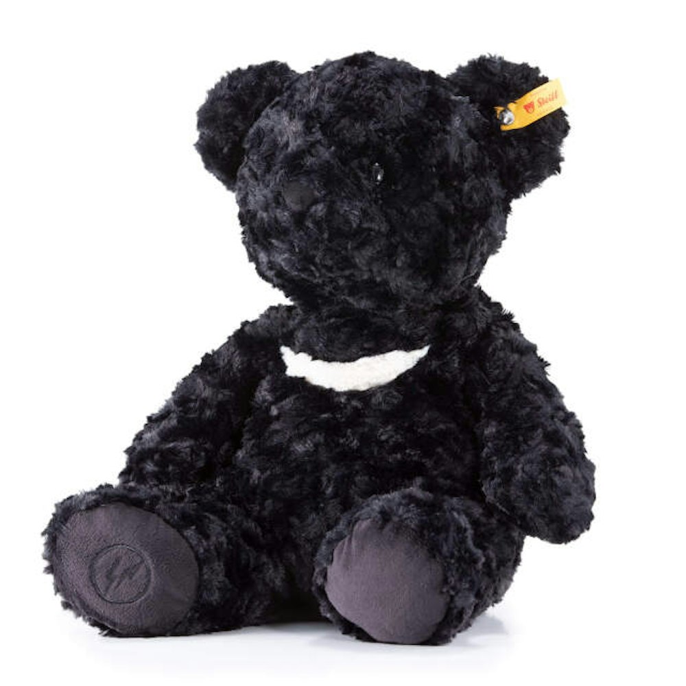 <p>藤原ヒロシ氏が主宰する「fragment design」との第5弾コラボレーション。日本限定で販売されている特別なアイテム。</p>