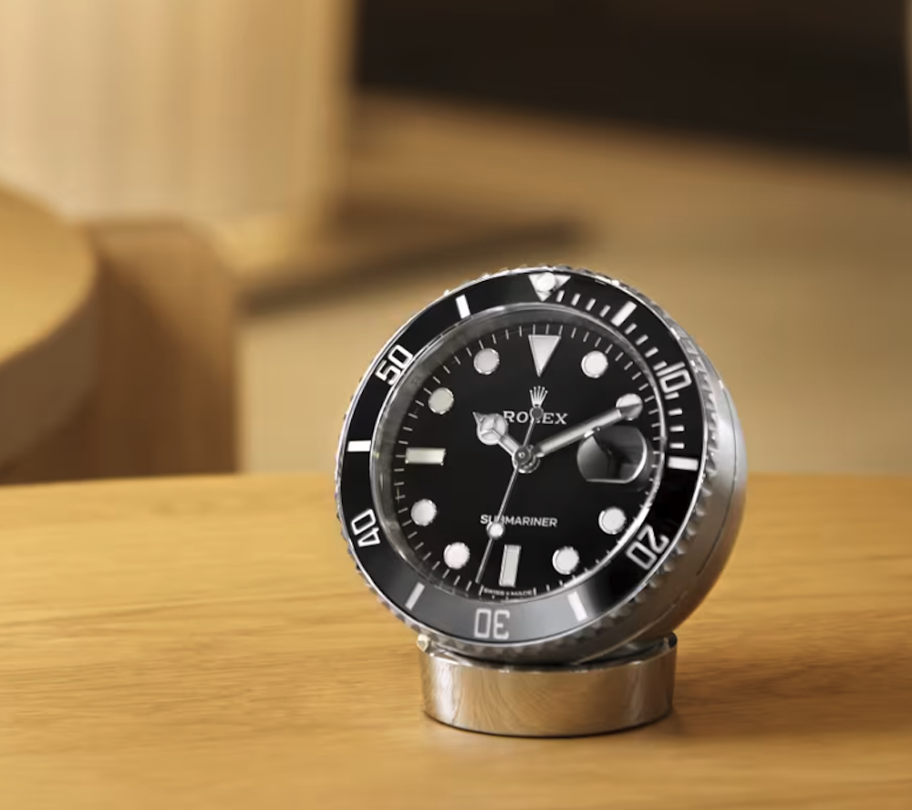 <p>サブマリーナー デイトのデザインを忠実に再現し、デスク上でブランドの世界観を体感できるアイテム。</p>