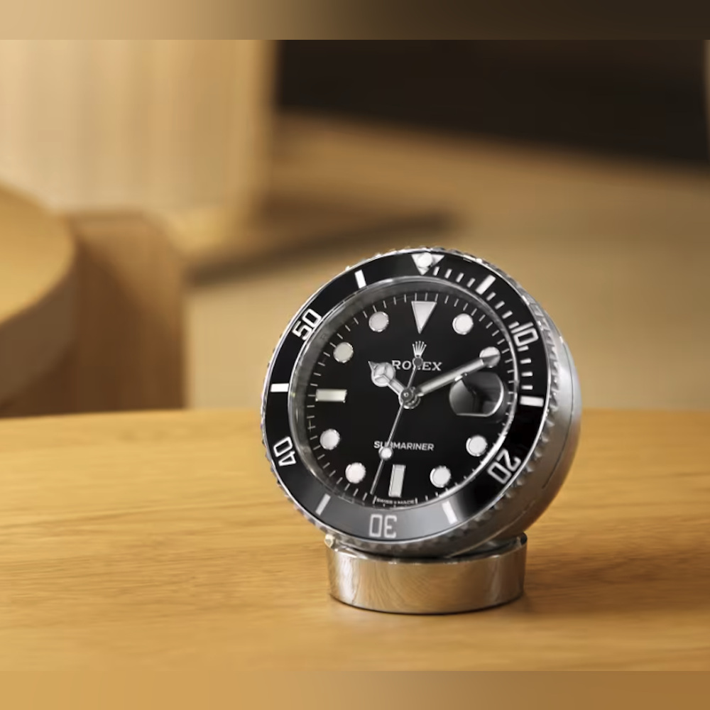 <p>サブマリーナー デイトのデザインを忠実に再現し、デスク上でブランドの世界観を体感できるアイテム。</p>