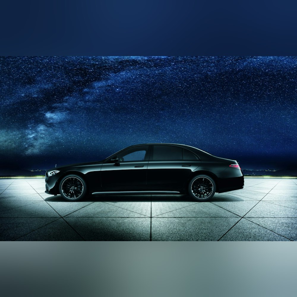 <p>内外装を黒で統一した特別仕様のSクラス。ナイトパッケージにより随所にブラックアクセントとブラックホイールを採用し、全体を引き締めたデザイン。</p>