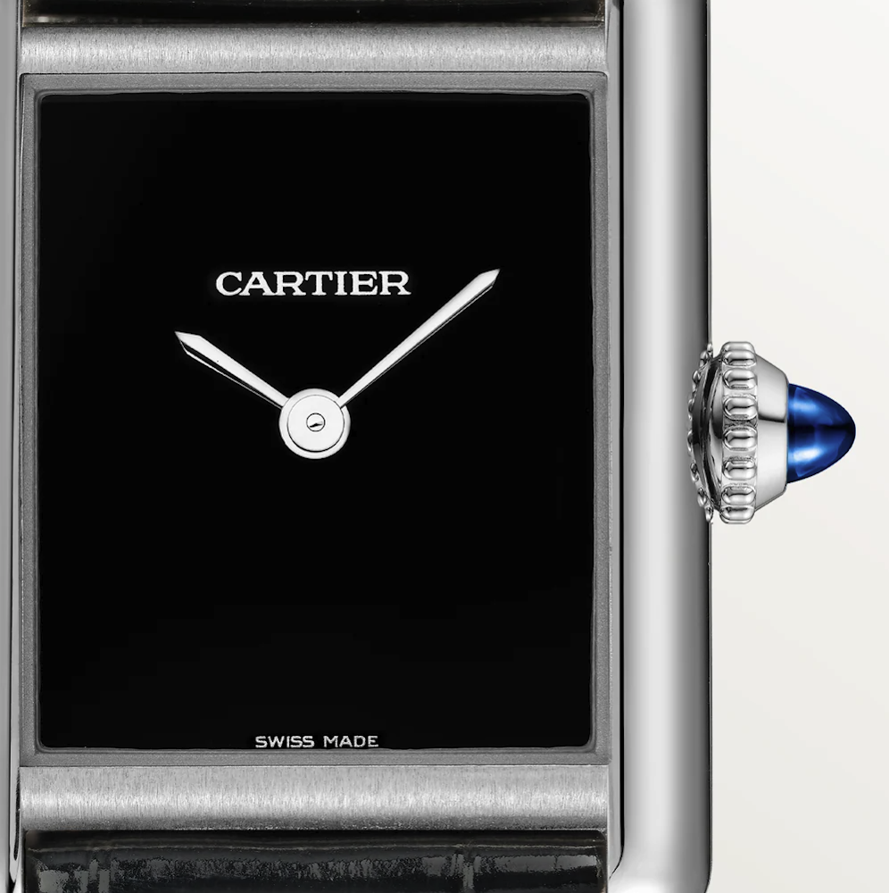 <p>文字盤は黒ラッカー仕上げでインデックスを省いた仕様。時刻はロジウム仕上げの剣型針で確認。数字がないデザインは視認性を保ちつつ、服装を選ばず日常の多様な場面に対応可能。</p>