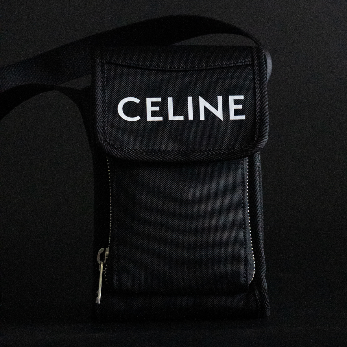 CELINEのモバイルショルダーの画像