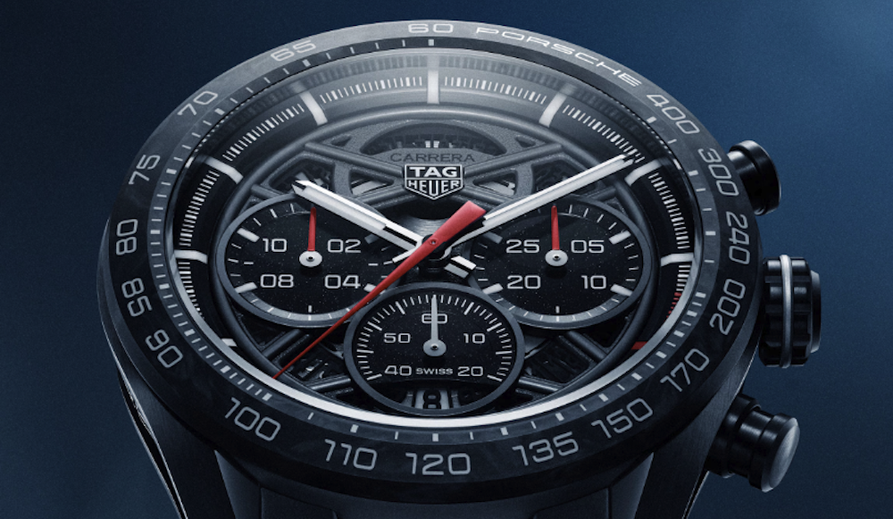 <p>ブラックフォージドカーボンベゼルに白い PORSCHE ロゴ。スケルトンダイヤルはポルシェ963 ハイパーカーのレーシングシャーシを連想させるフォルム。アクセントに赤のマーカー。</p>