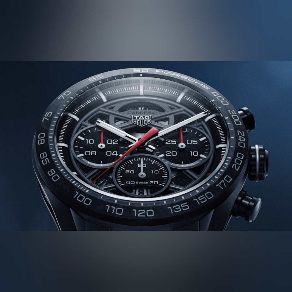 <p>ブラックフォージドカーボンベゼルに白い PORSCHE ロゴ。スケルトンダイヤルはポルシェ963 ハイパーカーのレーシングシャーシを連想させるフォルム。アクセントに赤のマーカー。</p>