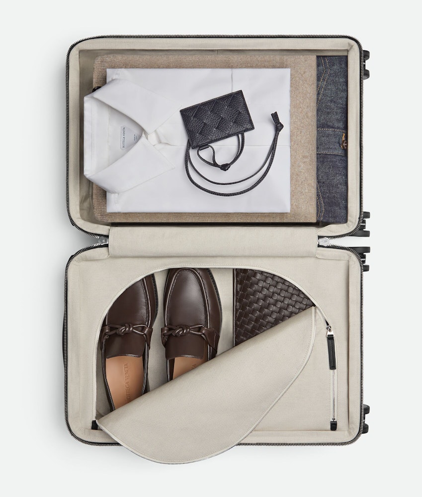 <p>キャンバスライニングの内部には、ファスナー＆ストラップ付きコンパートメントやポケットを装備。</p>