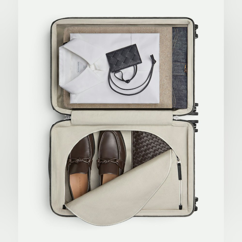 <p>キャンバスライニングの内部には、ファスナー&ストラップ付きコンパートメントやポケットを装備。</p>