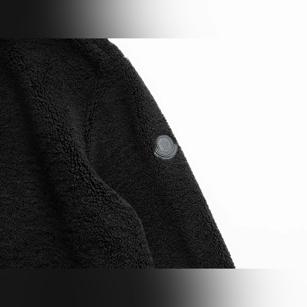 <p>柔らかなテディフリース素材が肌に心地よい。ニットトリミングとダブルレザーロゴパッチがエレガントな印象をプラスし、ディテールにもこだわりが見られる。</p>