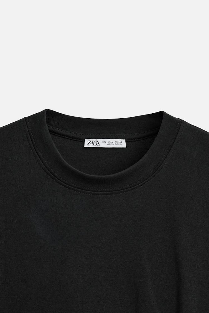 <p>コットンとポリウレタンのバランスが絶妙。手触りも良く伸縮性がある。<br>ただ乾燥機に入れたら縮むので注意。</p>