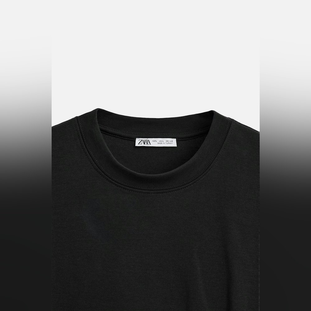 <p>コットンとポリウレタンのバランスが絶妙。手触りも良く伸縮性がある。<br>ただ乾燥機に入れたら縮むので注意。</p>