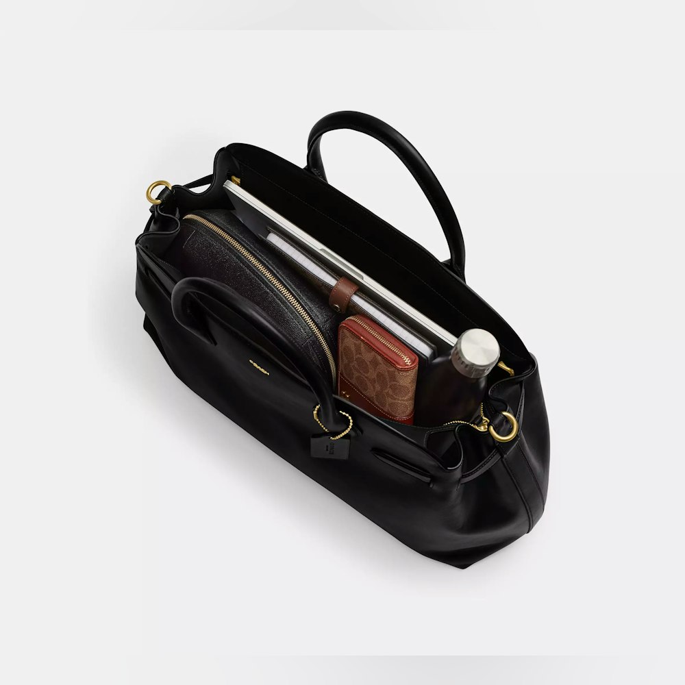 <p>縦35×横48×マチ18cmでA4や16インチPCを収納可能。仕事道具と衣類をまとめて持ち歩けるため、出勤日や短期出張・週末旅行に対応。ジップトップ開閉と内側スナップポケットで書類や小物を整理。</p>