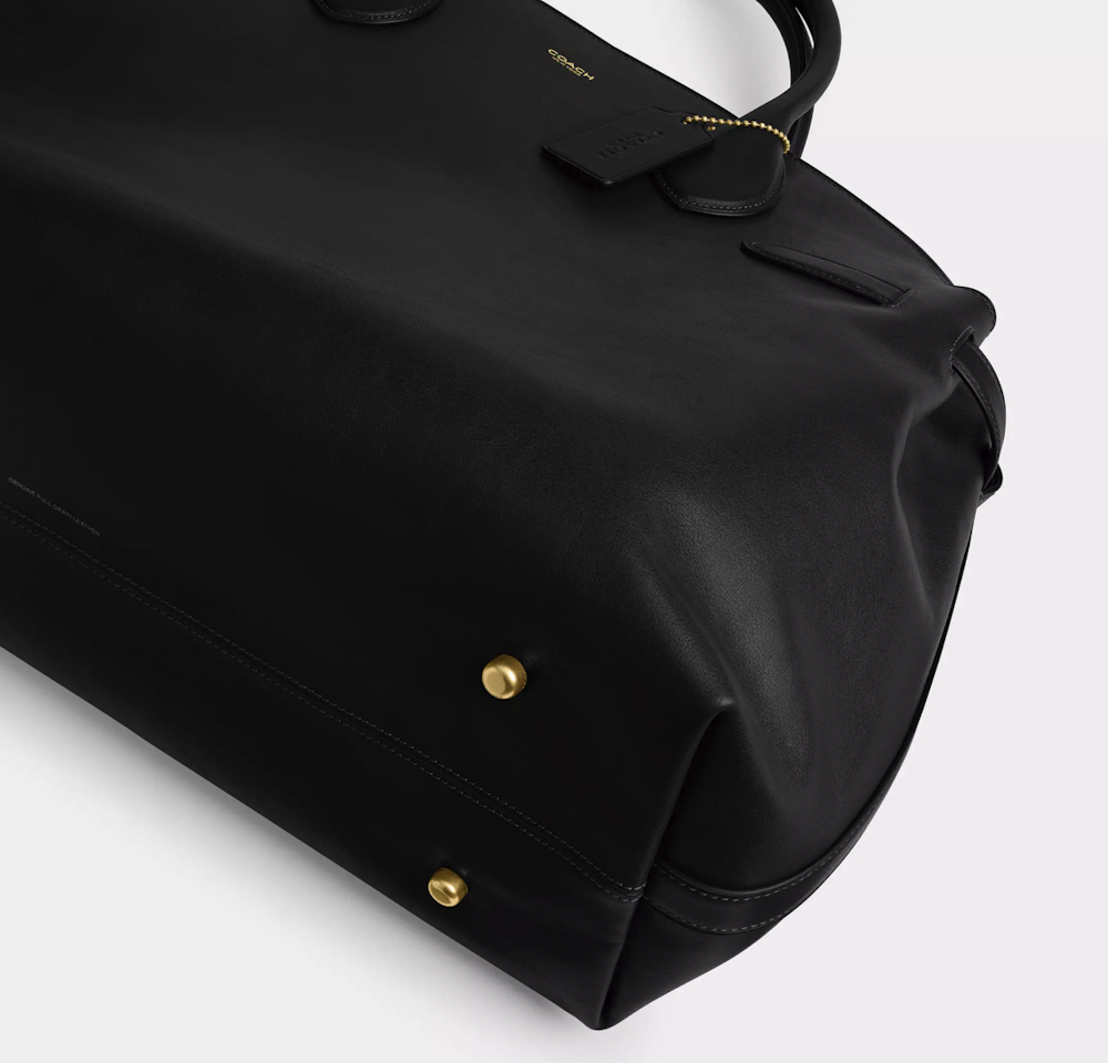 <p>底鋲×4が床面に接触。設置時に底面と地面の接触点を限定。開口部はジップトップで中身を保持。</p>