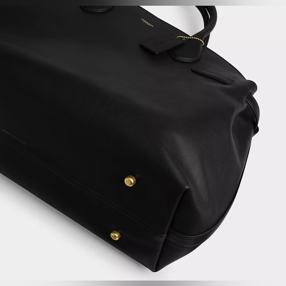 <p>底鋲×4が床面に接触。設置時に底面と地面の接触点を限定。開口部はジップトップで中身を保持。</p>