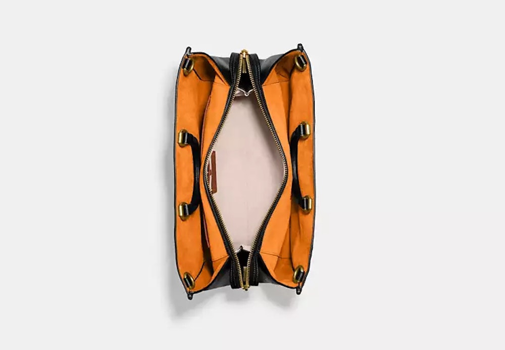 <p>広々とした内部空間で、日常使いから旅行まで幅広く対応。必要なアイテムをまとめて持ち運び可能。</p>