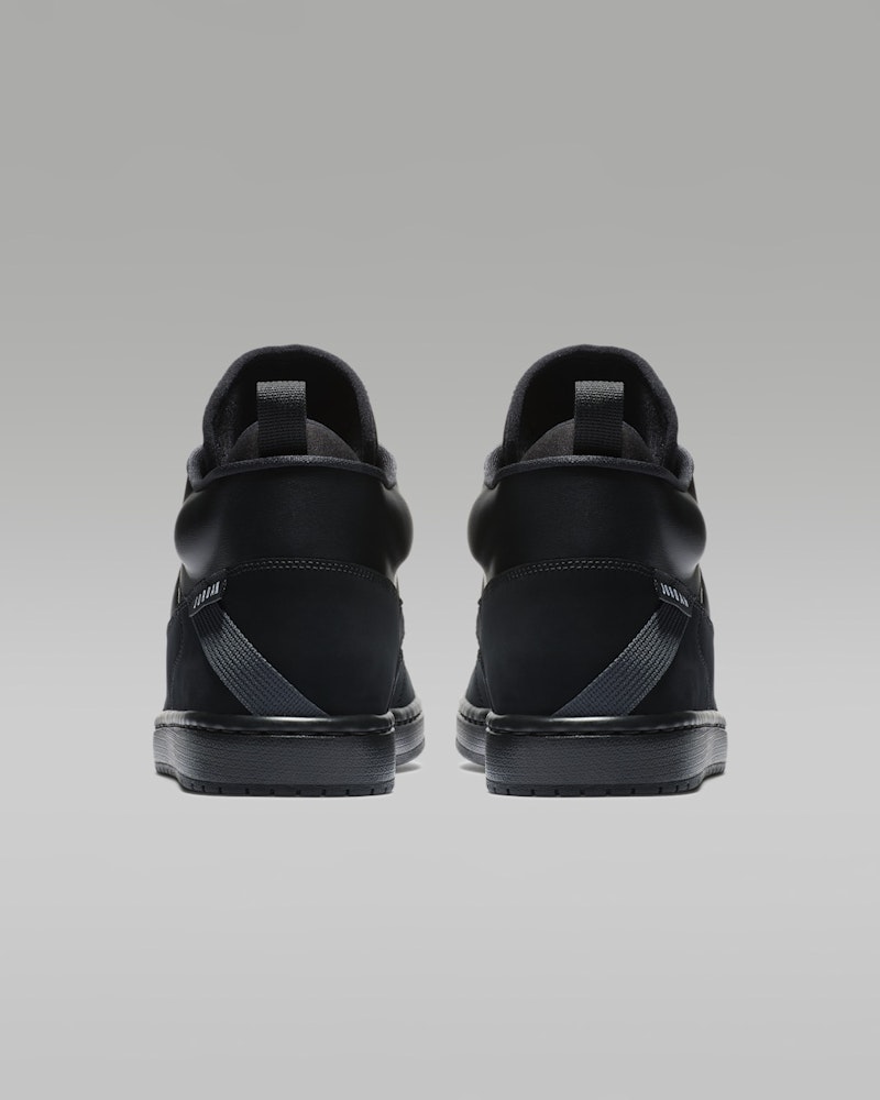 <p>ラバーアウトソールがあらゆる路面で耐久性のあるトラクションを発揮。屋内外問わずバスケットボールコートへの対応力がある設計。</p>