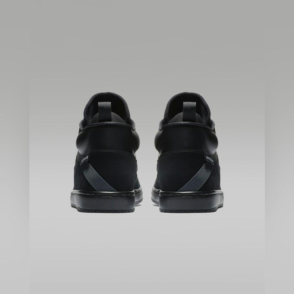 <p>ラバーアウトソールがあらゆる路面で耐久性のあるトラクションを発揮。屋内外問わずバスケットボールコートへの対応力がある設計。</p>