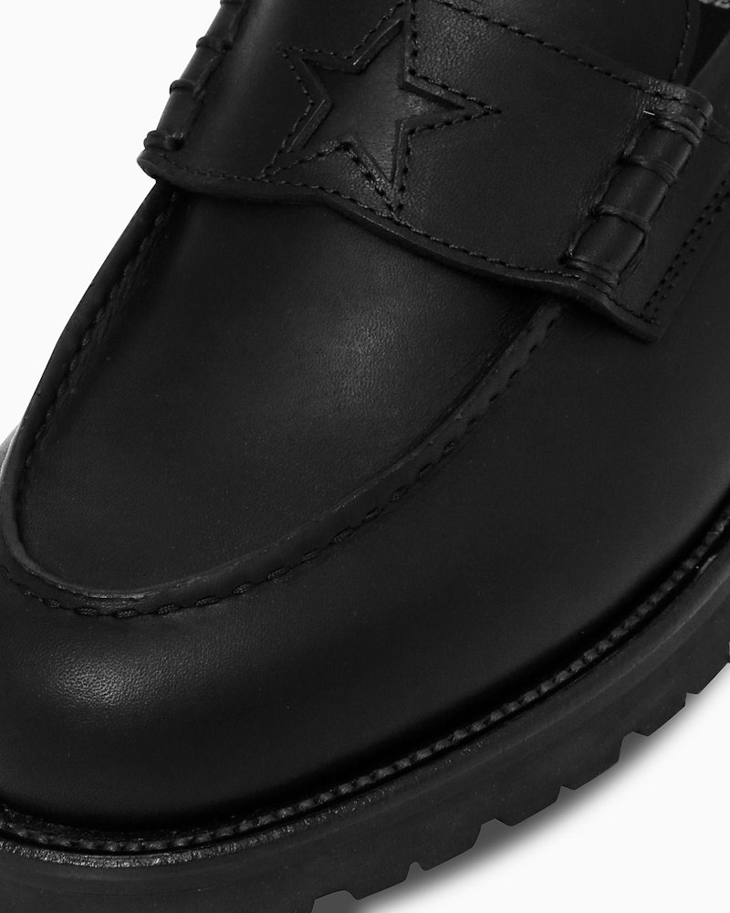 <p>艶やかな国産ステアオイルレザーを使用し、上質な質感と耐久性を実現。ブラックで統一されたデザインが、さまざまなシーンにマッチ。</p>