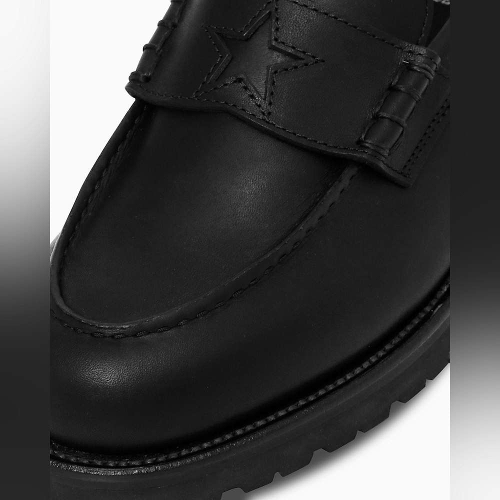 <p>艶やかな国産ステアオイルレザーを使用し、上質な質感と耐久性を実現。ブラックで統一されたデザインが、さまざまなシーンにマッチ。</p>