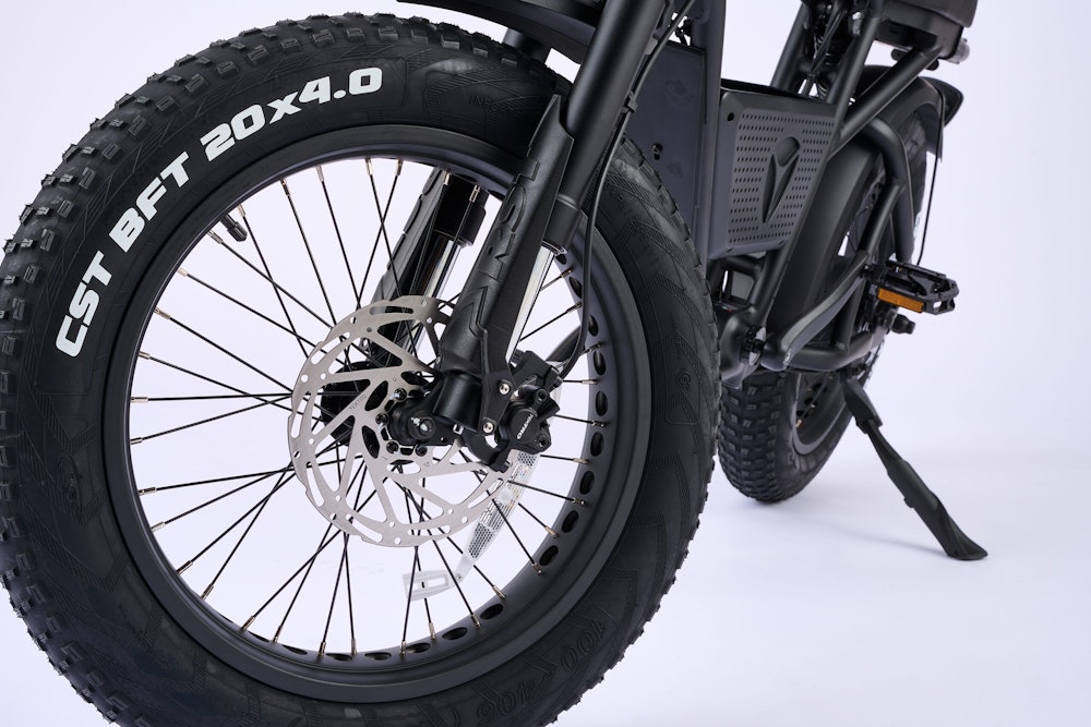 <p>前後サスペンションと油圧ディスクブレーキを装備。乗り心地や安全性を日常の道や坂道、悪天候下でも確保。</p>