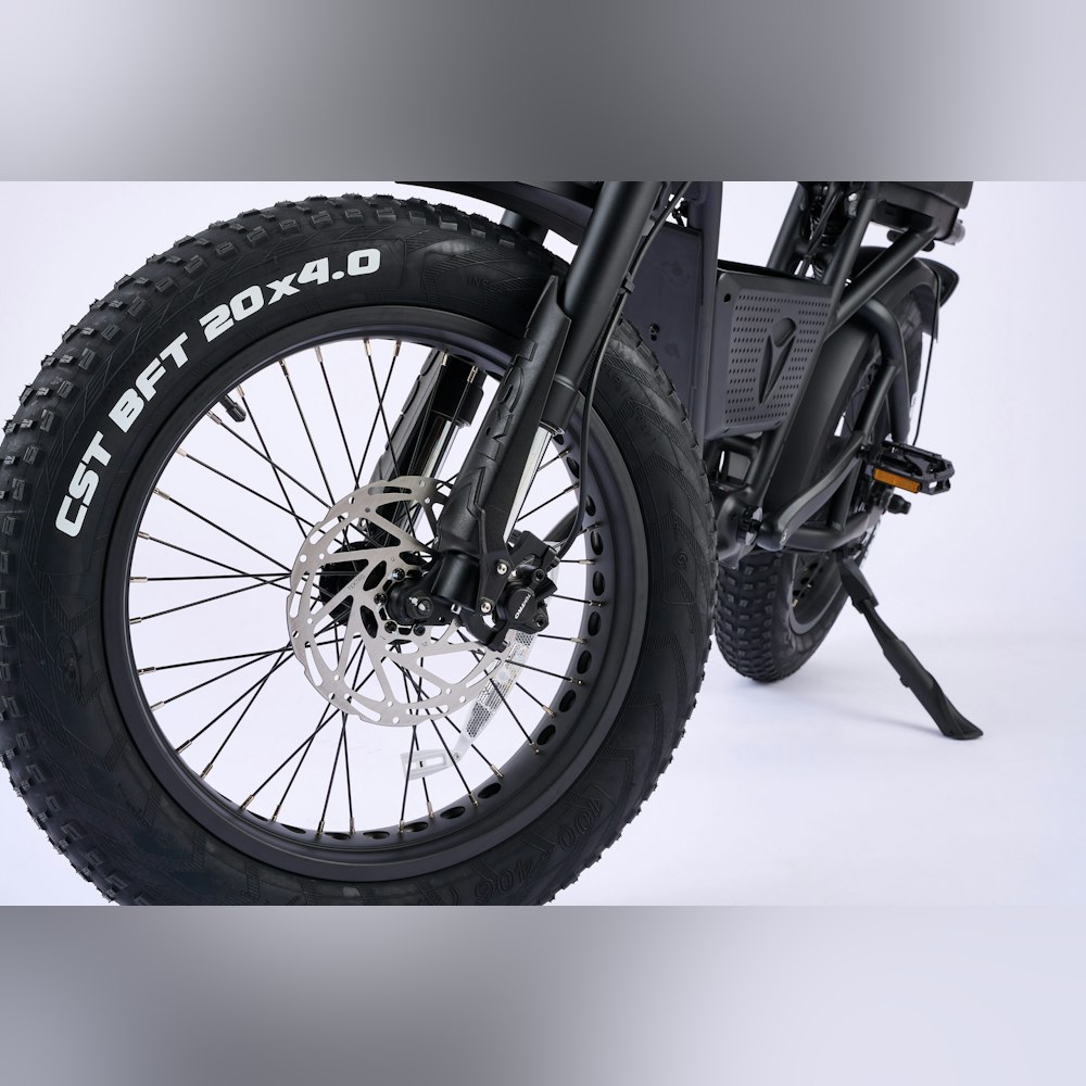 <p>前後サスペンションと油圧ディスクブレーキを装備。乗り心地や安全性を日常の道や坂道、悪天候下でも確保。</p>