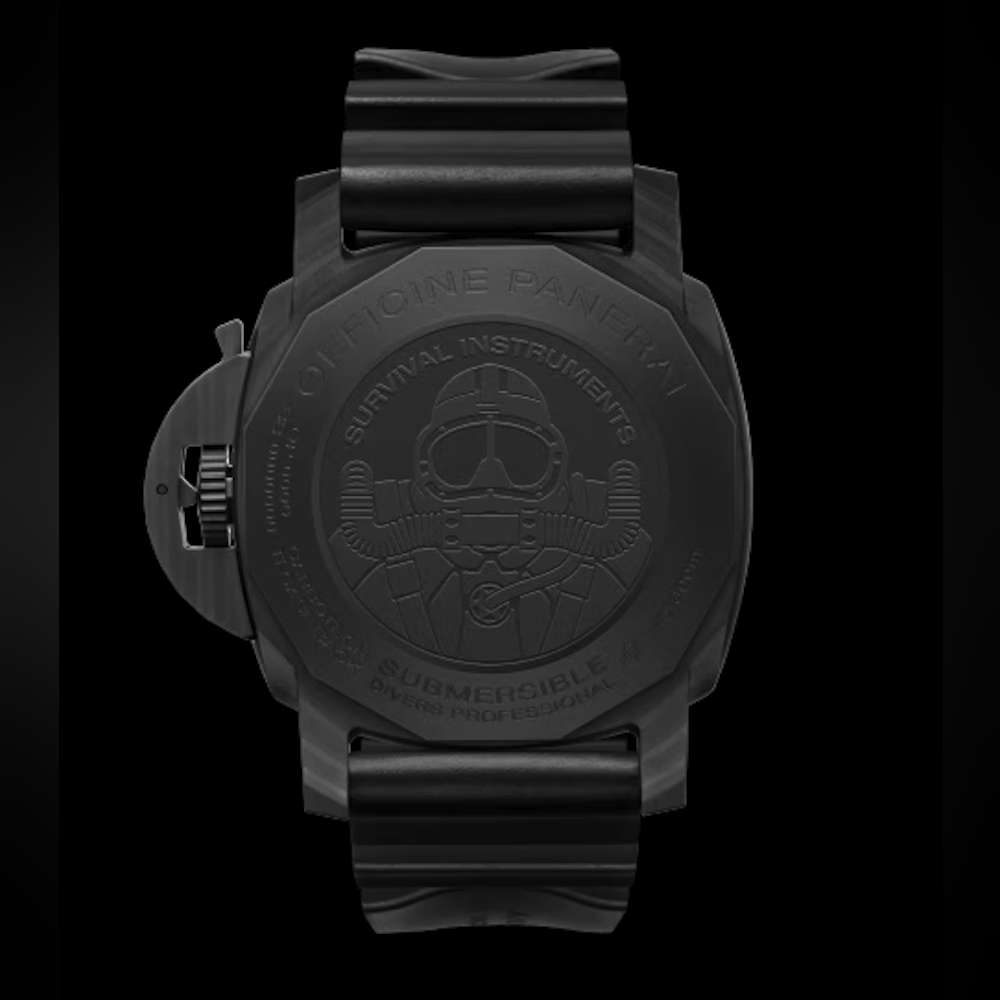 <p>47 mm径のCarbotech™(炭素複合素材)外装と反時計回り回転ベゼル。軽量かつ耐腐食・耐傷性が高い構造で、ダイビングやアウトドア使用に耐える設計。</p>