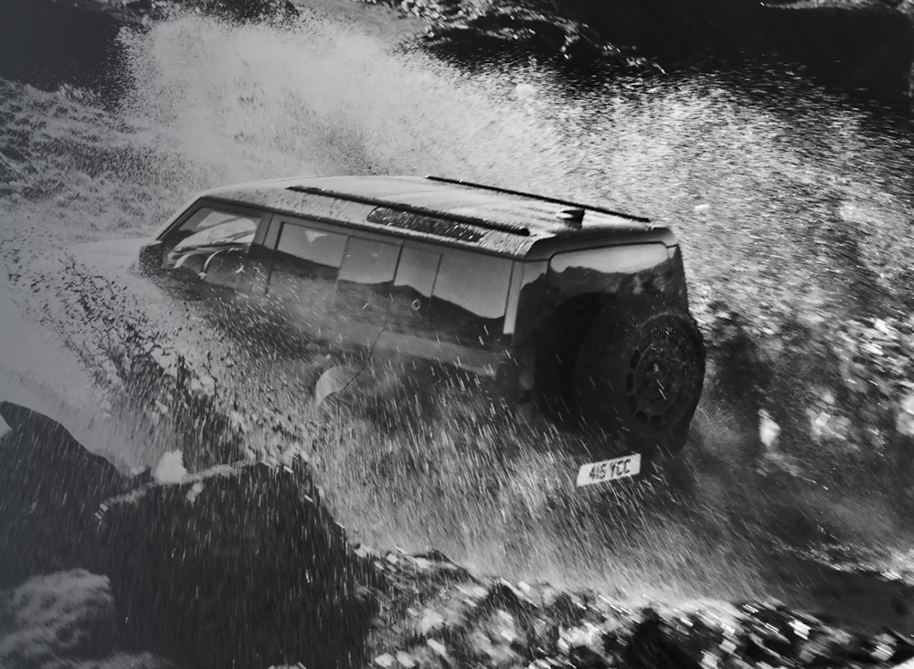 <p>635PSのV8エンジンが、力強い加速と高い走行性能を実現。オンロードでもオフロードでも優れたパフォーマンスを発揮。最大渡河水深1メートルの走破性により、深い水域も安心して走行可能。冒険の幅が広がる。</p>