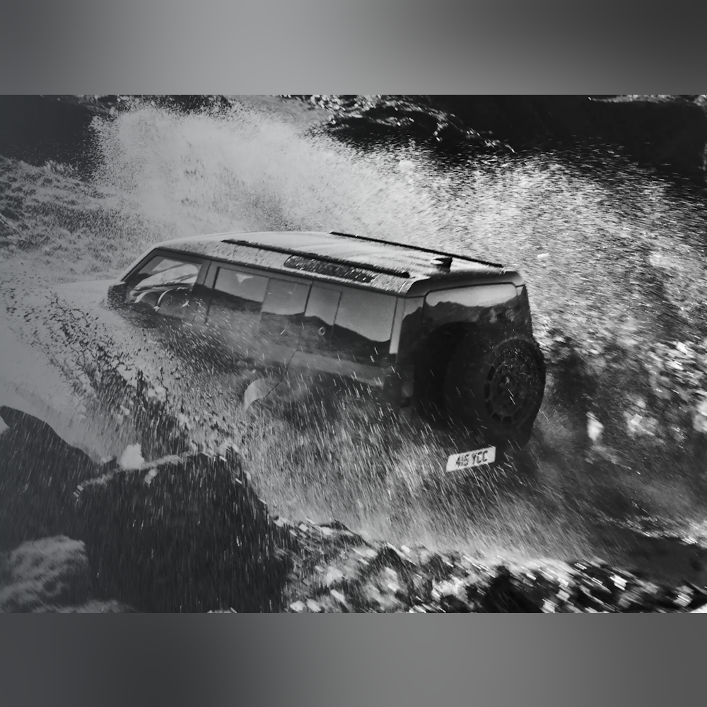 <p>635PSのV8エンジンが、力強い加速と高い走行性能を実現。オンロードでもオフロードでも優れたパフォーマンスを発揮。最大渡河水深1メートルの走破性により、深い水域も安心して走行可能。冒険の幅が広がる。</p>