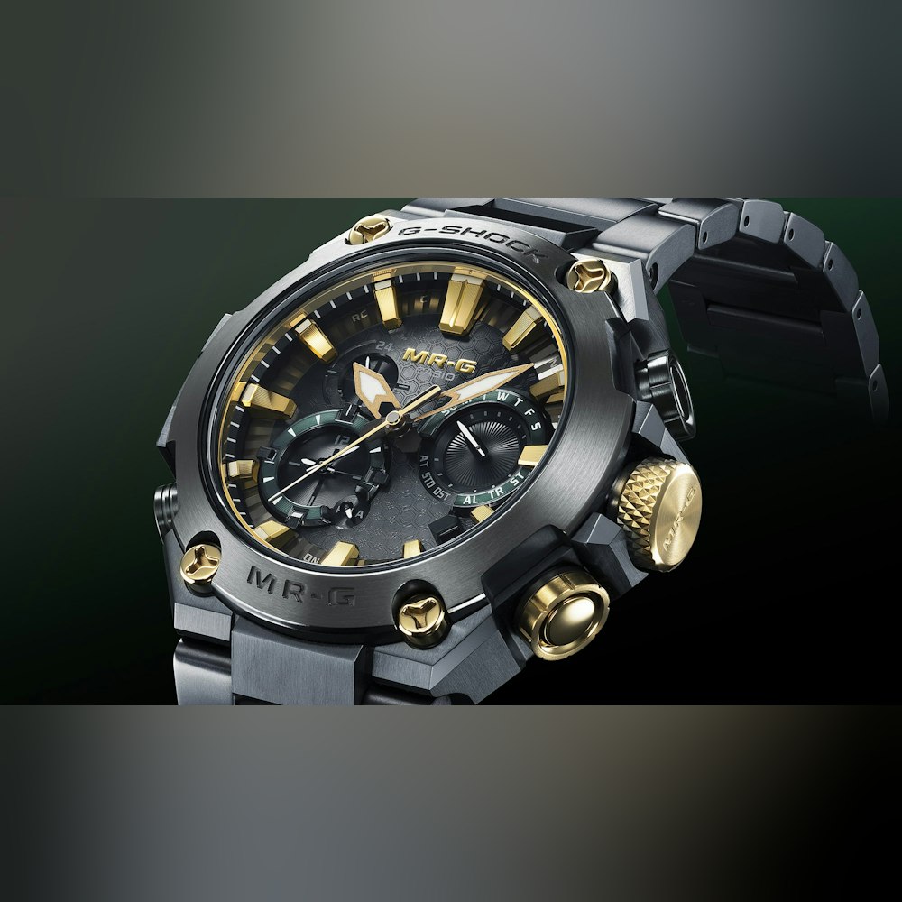 <p>深層硬化処理とグリーンDLCコーティングを施したチタン外装が、日常の傷や摩耗から本体を守る。毎日の着用でも美しさを保ちやすい設計。</p>