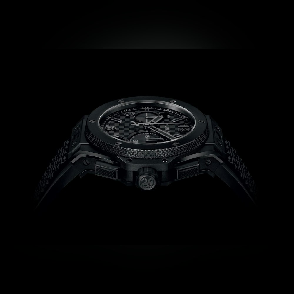 <p>ケースとベゼルにマット仕上げとポリッシュ仕上げを組み合わせたブラックセラミックを採用。</p>