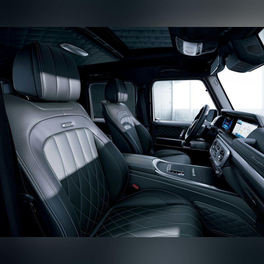 <p>インテリアには、Gクラス初となるMANUFAKTURフルレザーパッケージを採用。高品質なレザーが車内全体を包み込み、上質な空間を演出。</p>