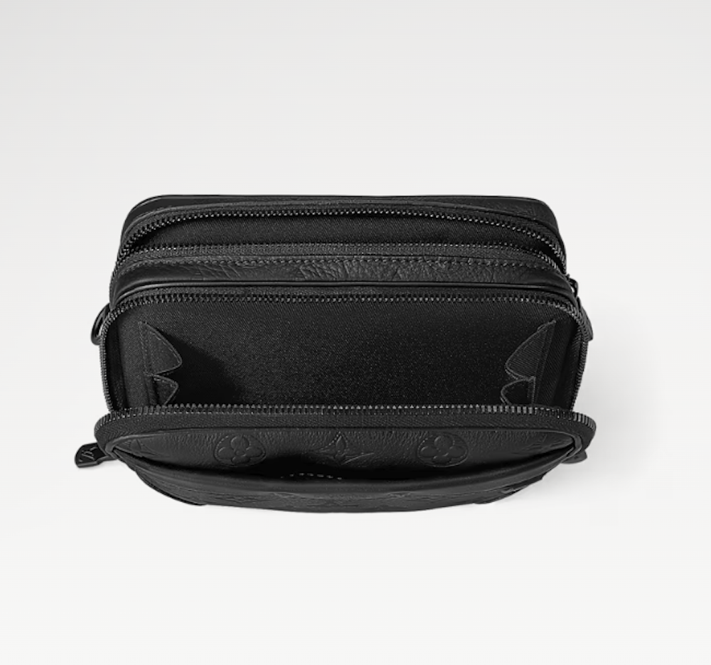 <p>コンパクトながらも、スマートフォンや財布、鍵などの必需品を収納可能。日常使いに最適なサイズ感。</p>