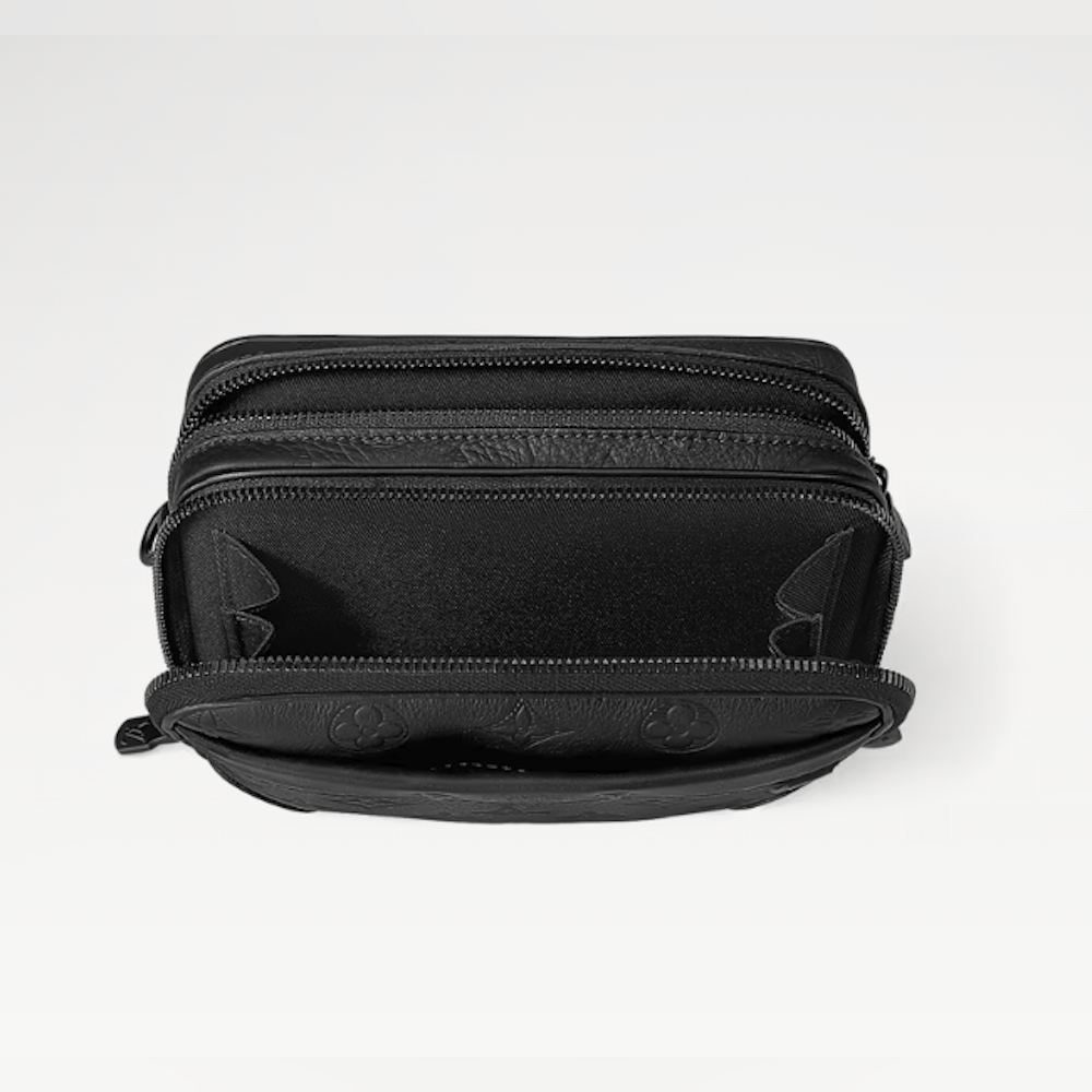 <p>コンパクトながらも、スマートフォンや財布、鍵などの必需品を収納可能。日常使いに最適なサイズ感。</p>