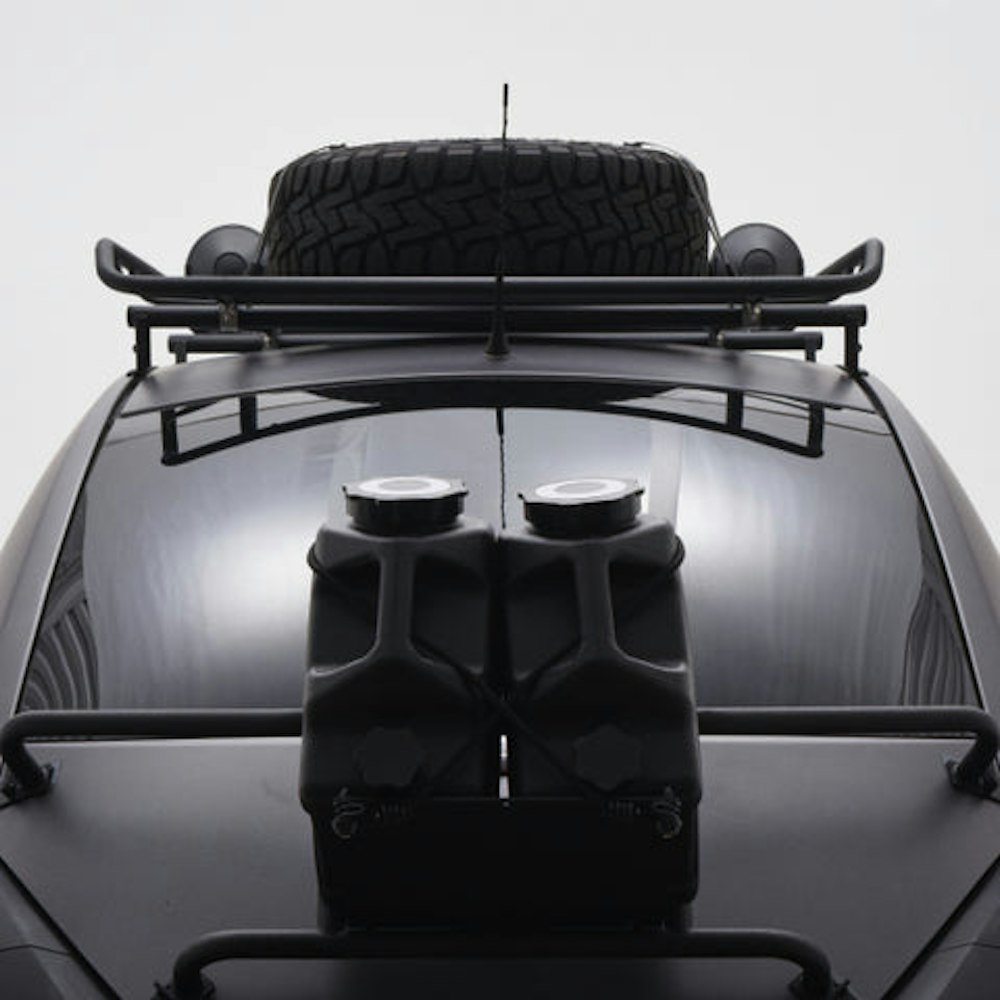 <p>ルーフキャリアも専用設計され、丈夫なスチール製で統一感のあるデザイン。リアゲートのキャンパーラックは機能性を重視し、アタッチメントを取り付けられるように仕上げられている。</p>