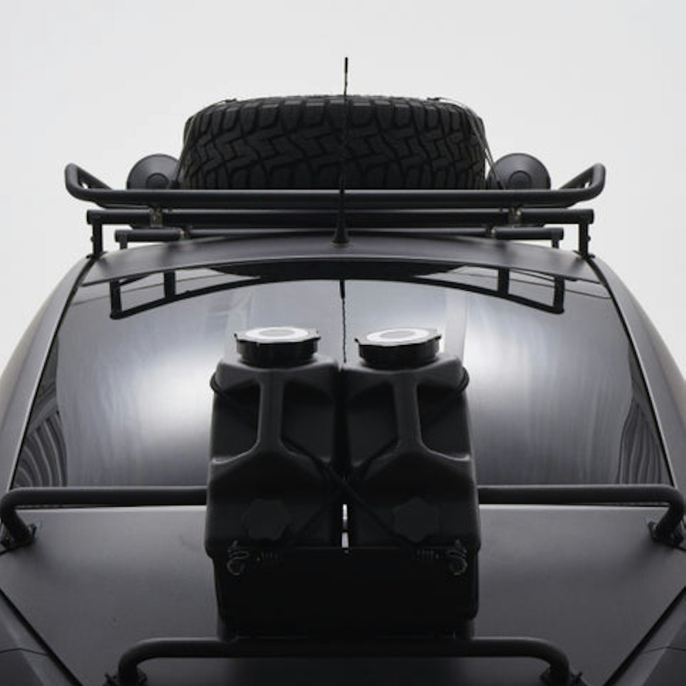 <p>ルーフキャリアも専用設計され、丈夫なスチール製で統一感のあるデザイン。リアゲートのキャンパーラックは機能性を重視し、アタッチメントを取り付けられるように仕上げられている。</p>