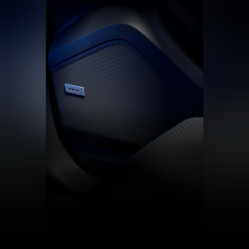 <p>14のアンプチャンネルを備えたボーズ®サウンドシステム。<br>合計出力710W、独立したサブウーファーを含む14個のスピーカーにより、バランスのとれた原音に忠実な音響を実現。</p>