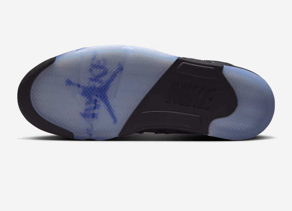 <p>シュータンにはJordanとAwake NYの共作ロゴを配置。トランスルーセントなアウトソールから同ロゴが透けて見える設計。伝統的なAJ5の要素を尊重しつつ、新たなブランド融合を示すディテール構成。</p>