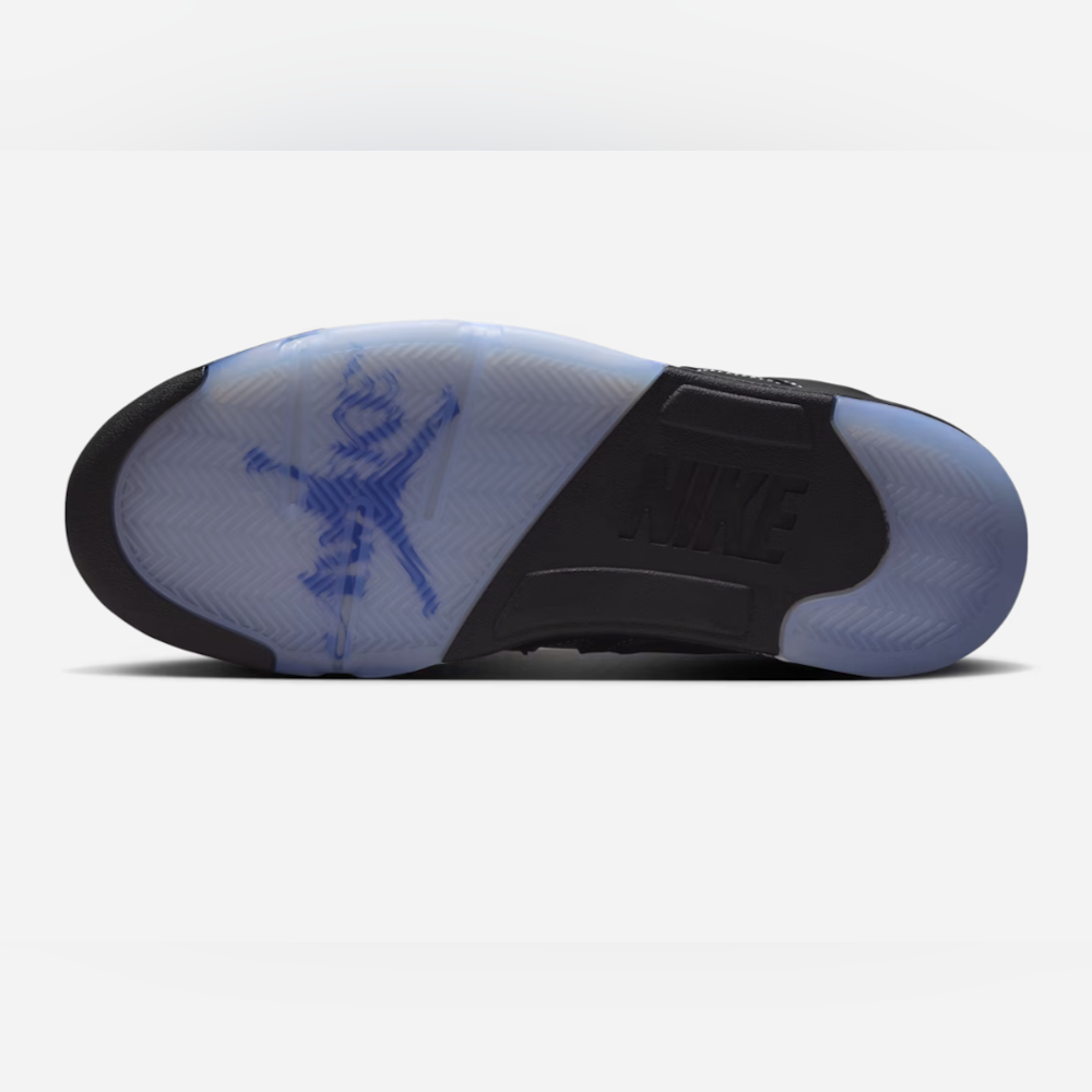 <p>シュータンにはJordanとAwake NYの共作ロゴを配置。トランスルーセントなアウトソールから同ロゴが透けて見える設計。伝統的なAJ5の要素を尊重しつつ、新たなブランド融合を示すディテール構成。</p>