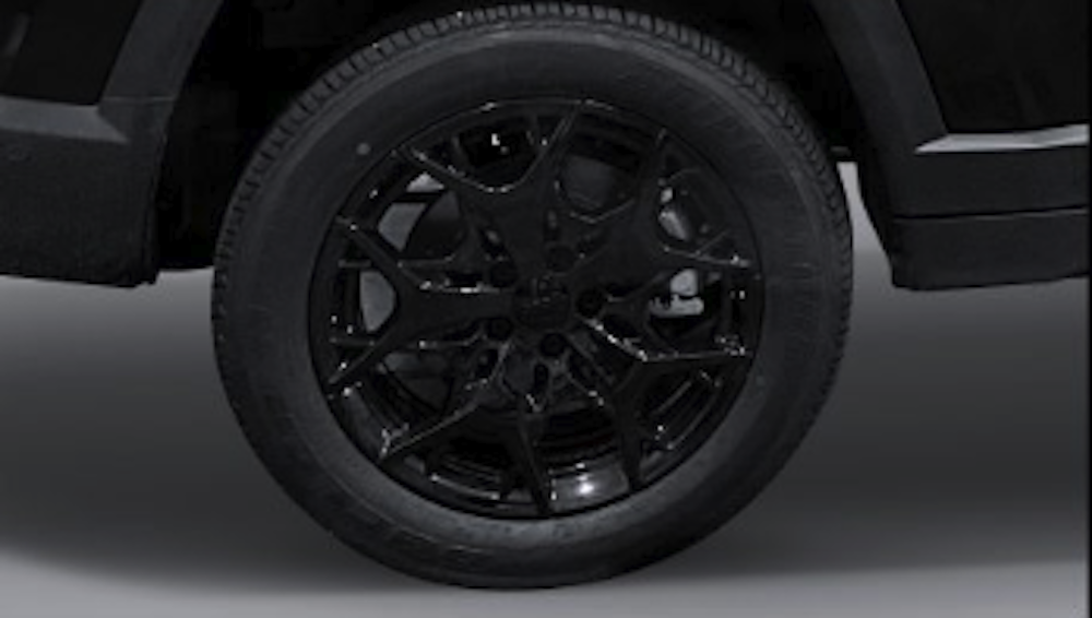 <p>オフロード走行に適したデパーチャーアングルと台形ホイールアーチを備え、未舗装路でも安定した走行性能を発揮。</p>