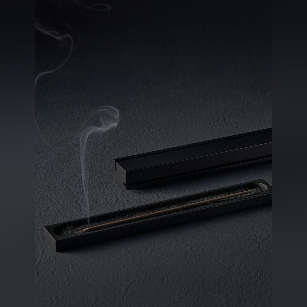 <p>蓋の向きを変えることで空気の取り入れ口の数を調節可能。香煙の量や広がりをコントロールできるため、好みに合わせて使い方を変えられる。</p>