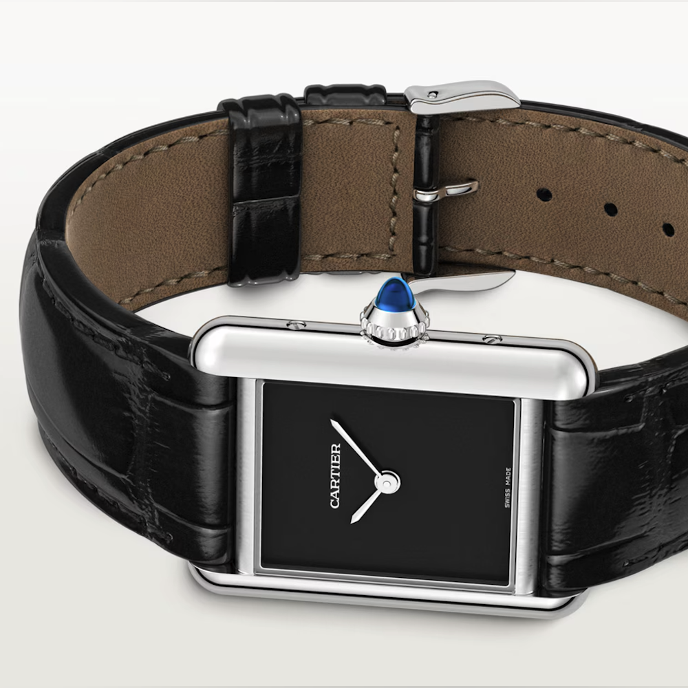 <p>ケースは29.5×22.0mm、厚さ6.6mmのスモールモデル。袖口に収まりやすい寸法で、長時間装着しても邪魔になりにくい。日常的にスーツやシャツの下に着用しやすい大きさ。</p>