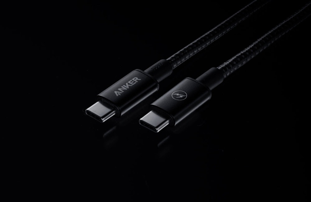 <p>fragment designのロゴと稲妻デザインを施したブラックカラーの限定モデル。スタイリッシュなデザインで持ち運びにも最適。コラボ仕様のUSBケーブルも付属。</p>