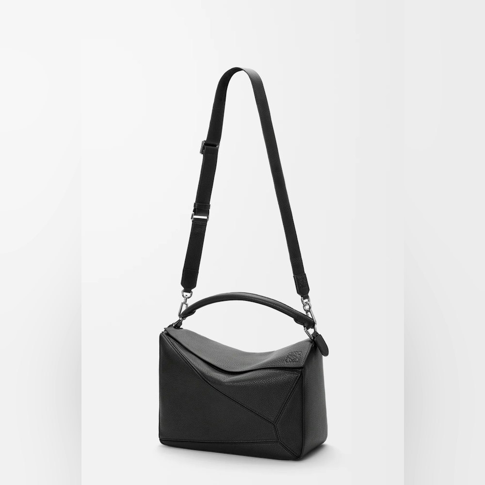 <p>多様な持ち方が可能で、ショルダー、クロスボディ、ハンドキャリーなど、シーンに応じて使い分けができる。</p>