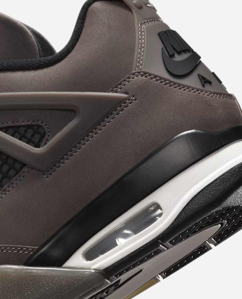 <p>ミッドソールに可視 Air クッショニング搭載。ヒールタブとタンにブランドロゴを配置。アウトソールには耐摩耗ゴムを使用。パッド入りカラー（履き口）で足首周りのフィット感を補強。歩行・普段使いに対応可能な設計。</p>