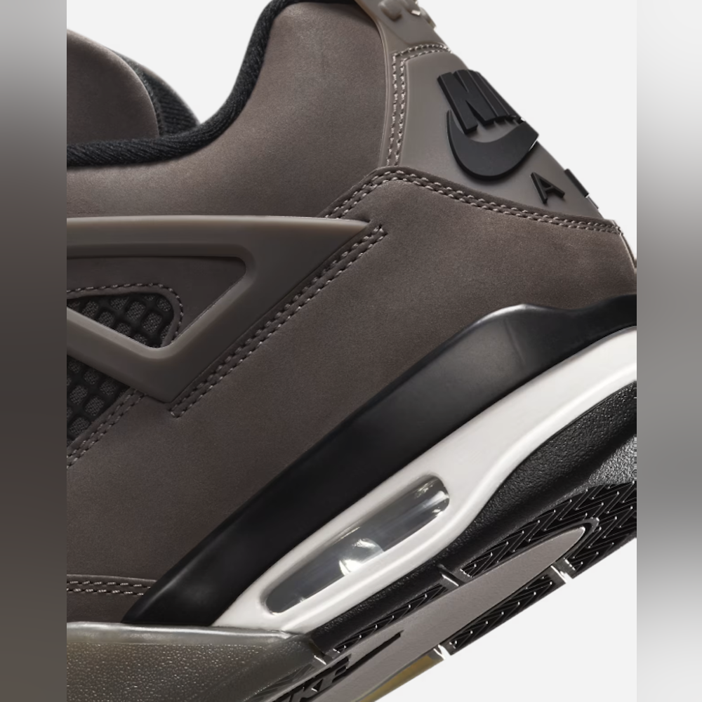 <p>ミッドソールに可視 Air クッショニング搭載。ヒールタブとタンにブランドロゴを配置。アウトソールには耐摩耗ゴムを使用。パッド入りカラー(履き口)で足首周りのフィット感を補強。歩行・普段使いに対応可能な設計。</p>