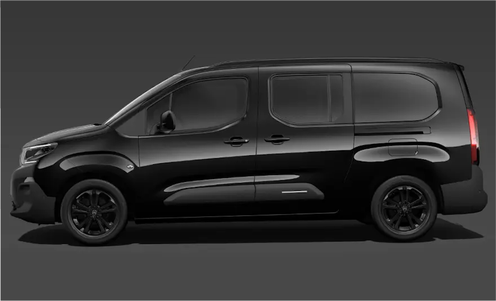 <p>特別色「ノアール・ペルラネラ」をまとった外観。全長約4,405mm／約4,770mmの2サイズ、5人乗りと7人乗りといった用途に応じた乗車定員を設定。BlueHDi 1.5L ディーゼルターボ（130ps／300Nm）＋8速オートマチックトランスミッションを搭載。</p>